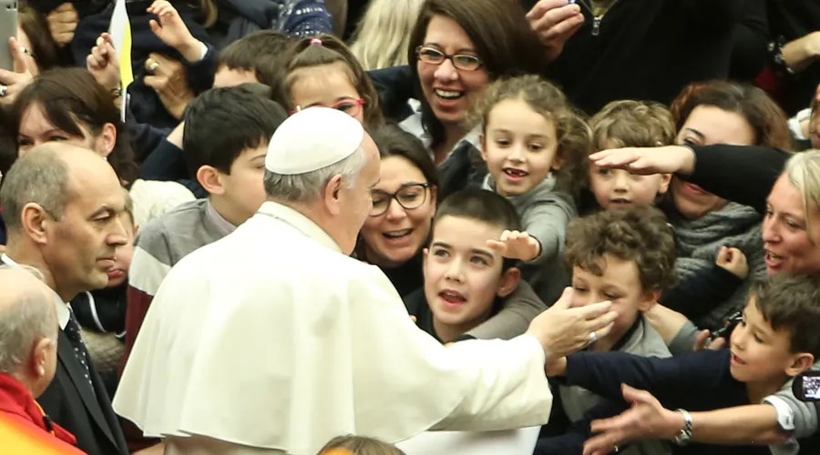 Papa-Francisco-saludando